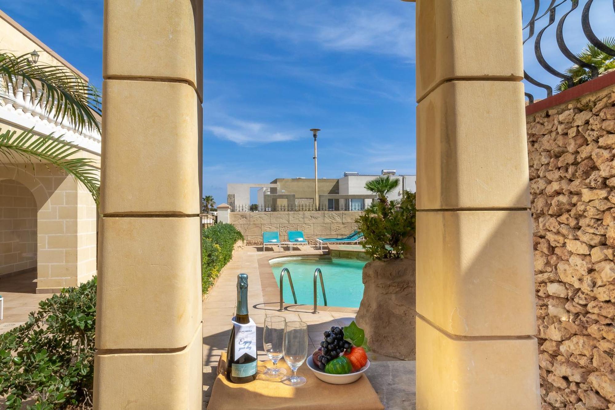 Villa & Pool Apartments In Mellieha Bay Exterior photo
